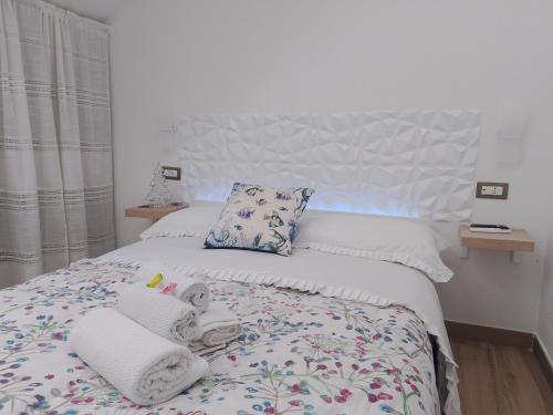 een bed met handdoeken en een knuffeldier erop bij B&b Carlotta in Pozzuoli
