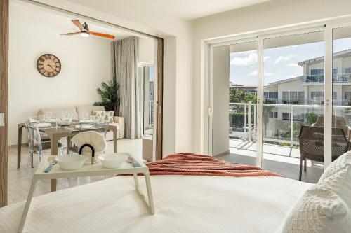 Giường trong phòng chung tại Beach Haven 1BDR Condo Paseo Playa Coral - 305