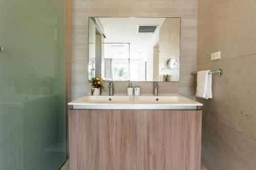 Phòng tắm tại Beach Haven 1BDR Condo Paseo Playa Coral - 305