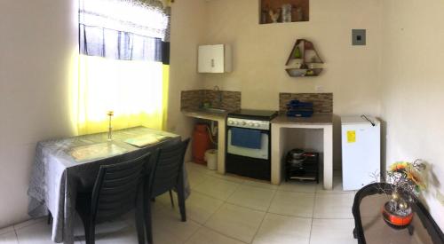 Η κουζίνα ή μικρή κουζίνα στο Hospedaje Maluli 07