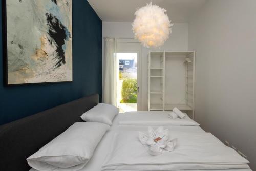 Modern Garden Apartment - 15min to center
