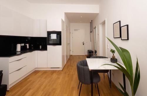 Modern Garden Apartment - 15min to center
