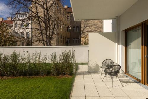 Modern Garden Apartment - 15min to center