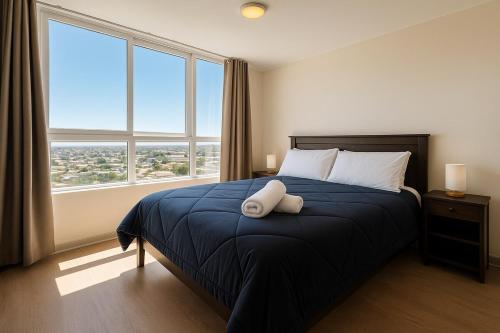 Un dormitorio con una cama con una almohada blanca. en la cuidad en las alturas, en Concepción