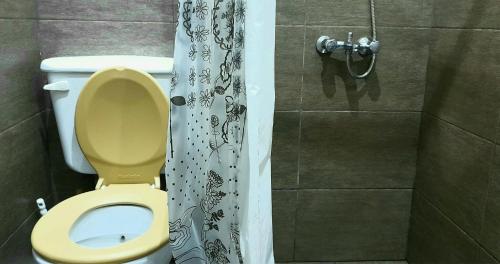 Departamento en El Calafate para dos personas في إل كالافاتي: حمام مع مرحاض وستارة دش