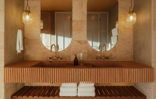 a bathroom with a sink with a mirror and towels at Summit Escape Peace & Comfort in Cartago