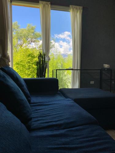 een slaapkamer met een bed en een groot raam bij Las estrellas in Las Tapias