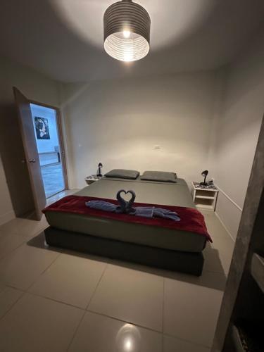 una camera da letto con un letto con un cuore sopra di Samui Zenity a Mae Nam