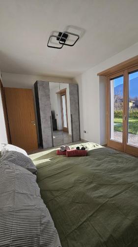 une chambre avec un grand lit et un grand miroir dans l'établissement Appartamento da Nonna Anna, à Montagna in Valtellina