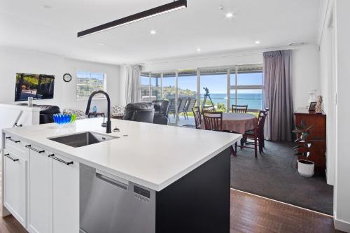 Nhà bếp/bếp nhỏ tại Seaview Sanctuary - Tindalls Beach Holiday Home