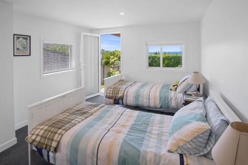 Giường trong phòng chung tại Seaview Sanctuary - Tindalls Beach Holiday Home