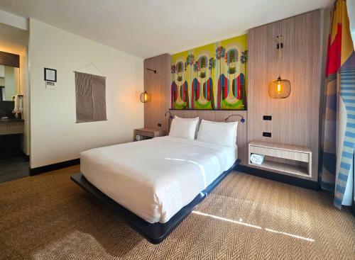 Un pat sau paturi într-o cameră la Mahala - 21 and Over