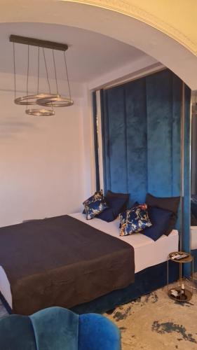 um quarto com uma cama grande e paredes azuis em Appartement Fes em Fez