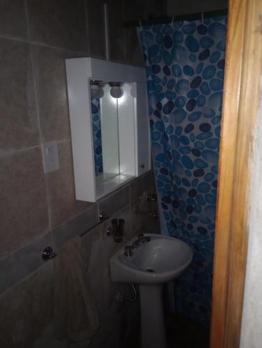 une salle de bains avec un lavabo et un miroir dans l'établissement Cabaña el amanecer, à Dolores