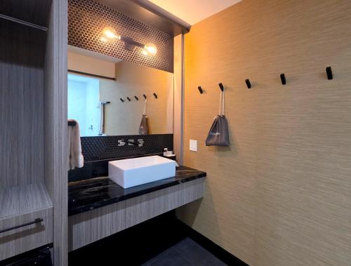 O baie la Mahala - 21 and Over