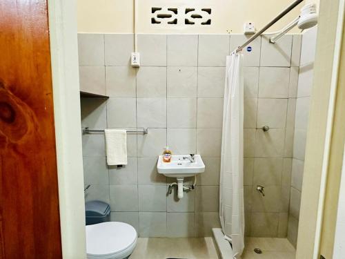 Koupelna v ubytování Oceanfront 3BR Comfort Apartment with AC, Wifi and Backup Power