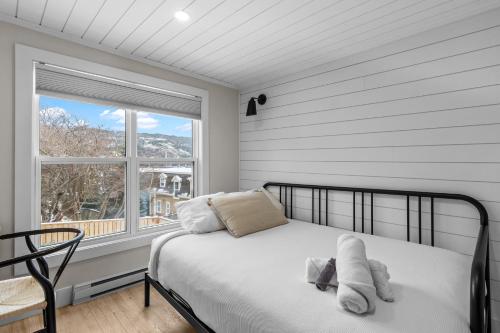 Ένα ή περισσότερα κρεβάτια σε δωμάτιο στο Harbour View Row Home Near Signal Hill & Downtown