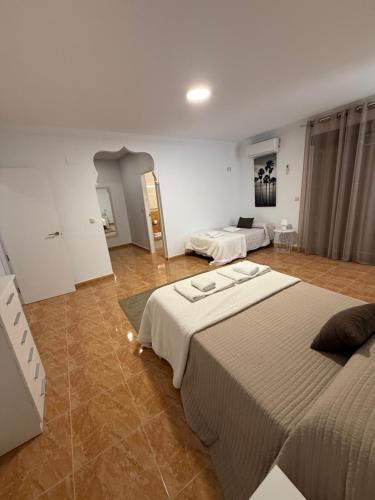 una habitación de hotel con dos camas en una habitación en ALOJAMIENTO Rural AVD SIERRA MÁGINA, en Carchelejo