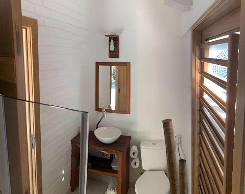 Et badeværelse på Chalé Lua pé na areia na propriedade DivinoRecanto