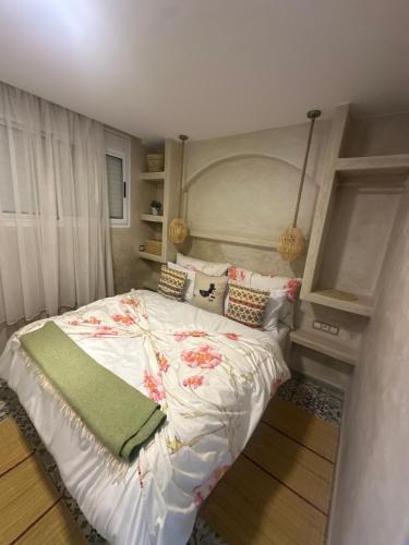 Giường trong phòng chung tại Waves Hunter Surf House