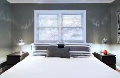 Postel nebo postele na pokoji v ubytování Village District Condo