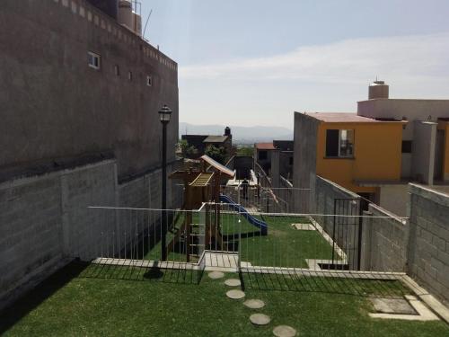 a playground on the side of a building at Casa en fraccionamiento en Ahuatepec con alberca, cancha y cerca de Tepoztlán 