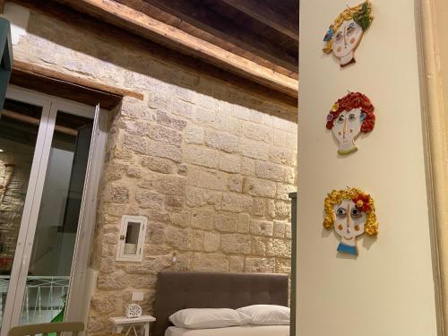 een kamer met twee maskers op de muur bij DaDa' Home in Trani