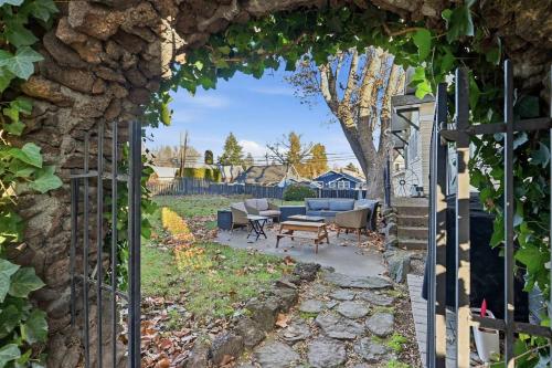 Zahrada ubytování Historic Yakima Home 4BR Office Backyard Oasis