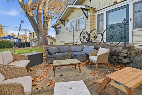 Posezení v ubytování Historic Yakima Home 4BR Office Backyard Oasis
