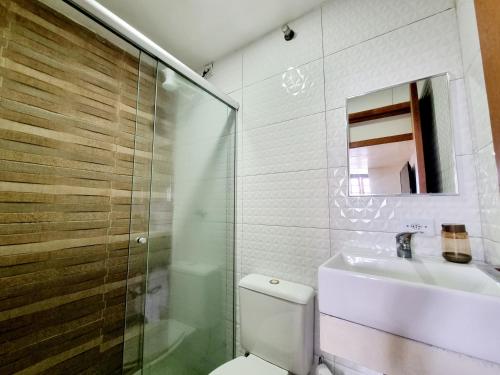 um banheiro com vaso sanitário, pia e chuveiro em Kitnet Minimalista Mezanino em São Paulo