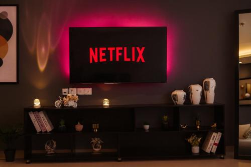 uma televisão numa parede com um sinal de netflix em Gold Crest Signature One Bedroom Family Apartments - City View DHA Lahore em Lahore