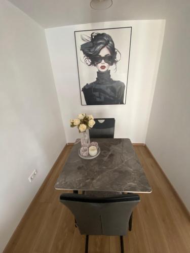a table with a vase of flowers and a painting at New komplett möblierte Wohnung-Zentral in Sindelfingen