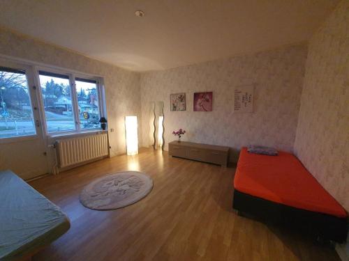 Ένα ή περισσότερα κρεβάτια σε δωμάτιο στο En apartment in central Finspång, 2 bathrooms