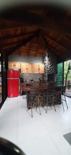 una stanza con tavoli e sedie e un muro in pietra di Refúgio Sereno a Bonito