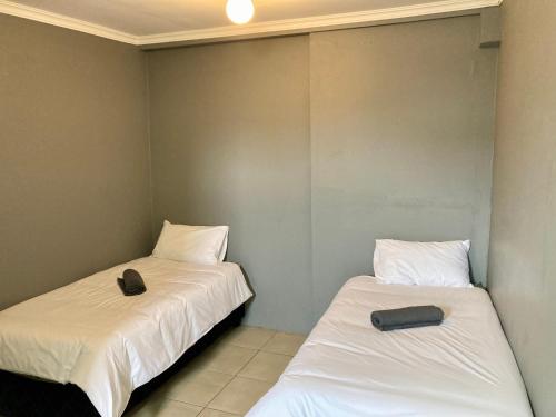 Postel nebo postele na pokoji v ubytování Unit 3 TraversHub Sleeps 6 Self-Catering Group Belhar, CT