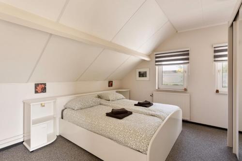 En eller flere senge i et værelse på Gerendal House Guest Apartments