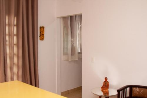 Camera bianca con tavolo e finestra di Casinha Vale do Sol a Nova Lima