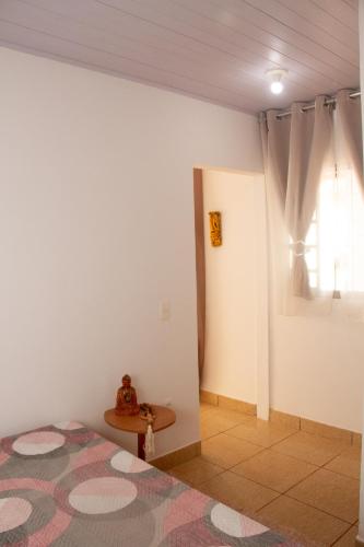a bedroom with a bed and a window at Casinha Vale do Sol in Nova Lima