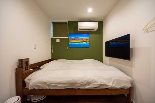 En eller flere senge i et værelse på The Clubhouse NISHITACHI