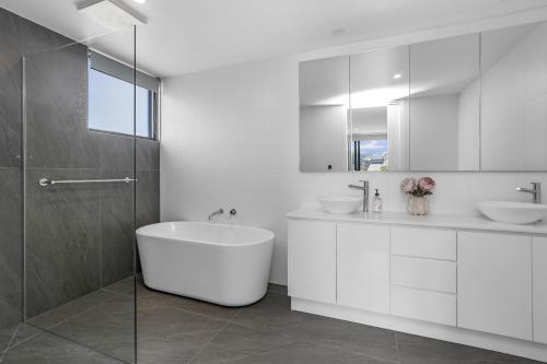 Et badeværelse på Apollo Allure Serenity by the Sea