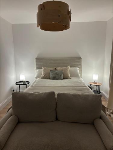 a bedroom with a large bed with a large headboard at Cosy- Casa in Luton