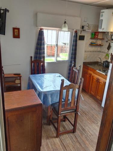 Кухня или мини-кухня в Vivienda en altos con uso exclusivo de entrada de auto y parrilla
