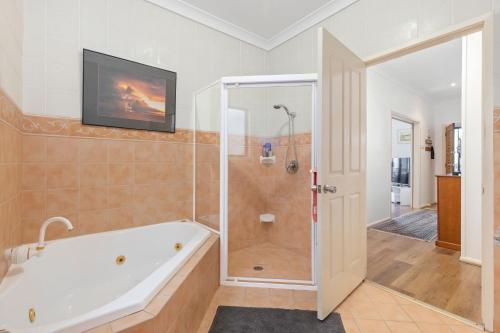 Ένα μπάνιο στο View Street Lake House