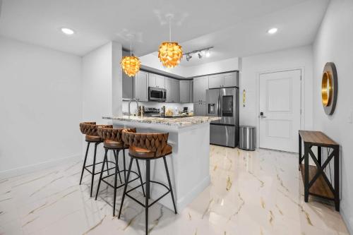 una cucina con bancone e sgabelli da bar di RIVER FLY IN The Merritt Launchpad Lookout View RFI 2BR QQ Launch a Audubon