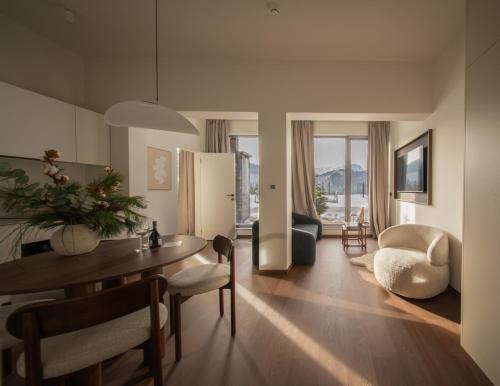 un soggiorno con tavolo da pranzo e sedie di Stone Suite Zakopane a Zakopane