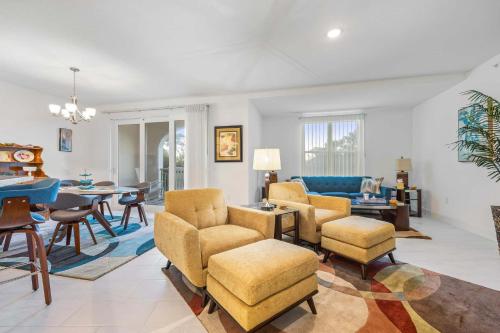 Khu vực ghế ngồi tại Luxury River Front Secluded Condo w Resort Amenities RFI 307