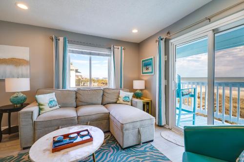 Et opholdsområde på Steps to Boardwalk Carolina Beach Condo with Views!