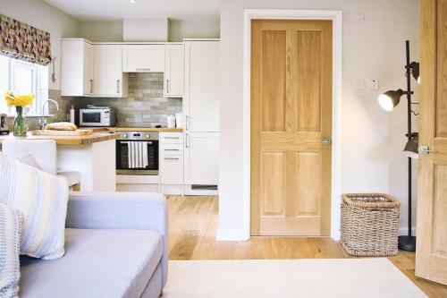 Kuchyň nebo kuchyňský kout v ubytování Little Croft- Walking paradise close to St Ives