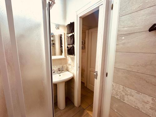 ein Badezimmer mit Waschbecken und Spiegel in der Unterkunft Ortilì in Syrakus