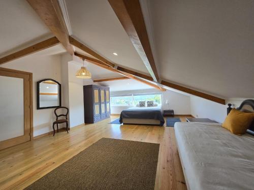 een slaapkamer met een bed en een stoel in een kamer bij Casa Lage da Pena in Geres